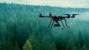 Drone en vol forêt