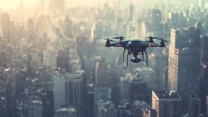 Drone survolant une ville