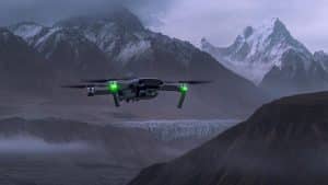 Drone en montagne brumeuse