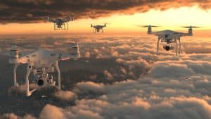 Drones volant au-dessus des nuages
