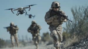 Soldats et drones en action