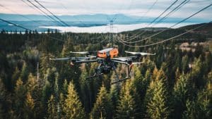 Drone survolant des lignes électriques