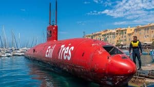 Sous-marin rouge au port