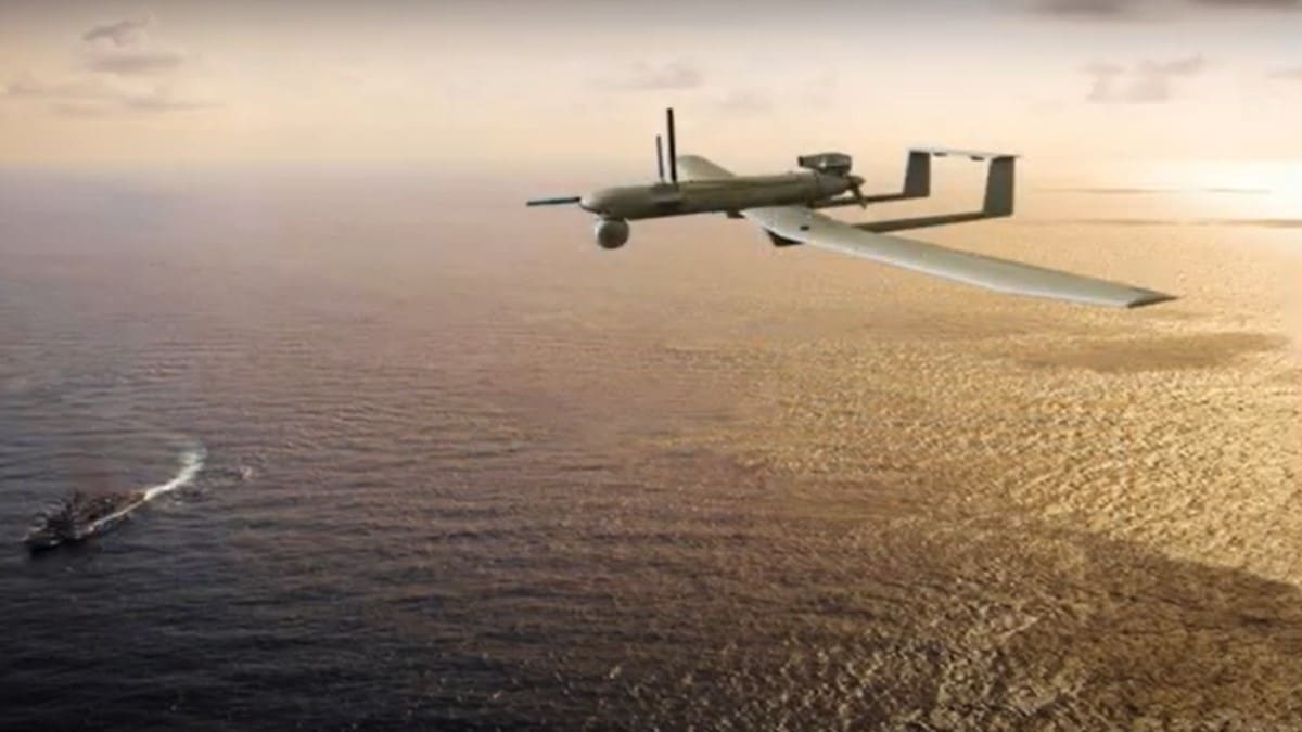 Drone volant au-dessus de l'océan