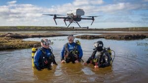 Plongeurs et drone opérationnel