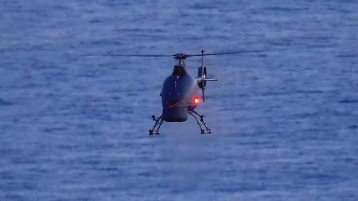 Drone en vol au-dessus de l'eau