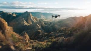 Drone survolant des montagnes