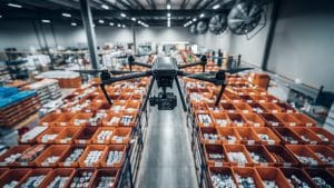 Drone au-dessus de caisses