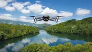 Drone au-dessus d'une rivière