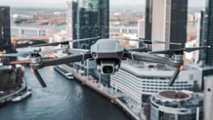 Drone survolant un fleuve urbain