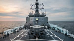 Navire de guerre à l'horizon