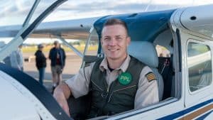 Apprenti pilote souriant