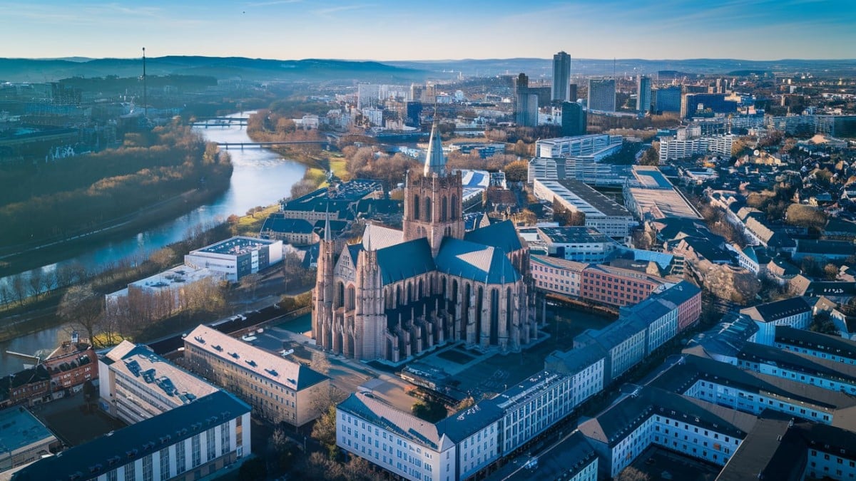 Cathédrale au cœur d'une ville