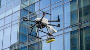 Drone nettoyant une façade