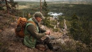 Homme surveillant un drone