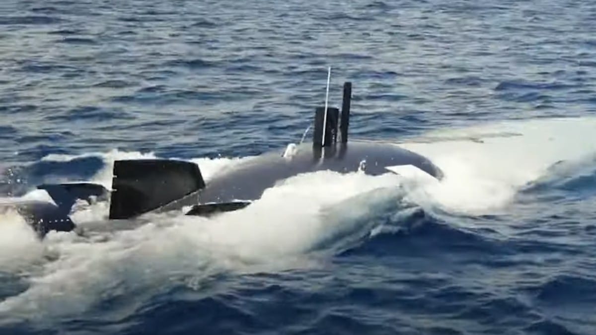 Sous-marin en mouvement surface