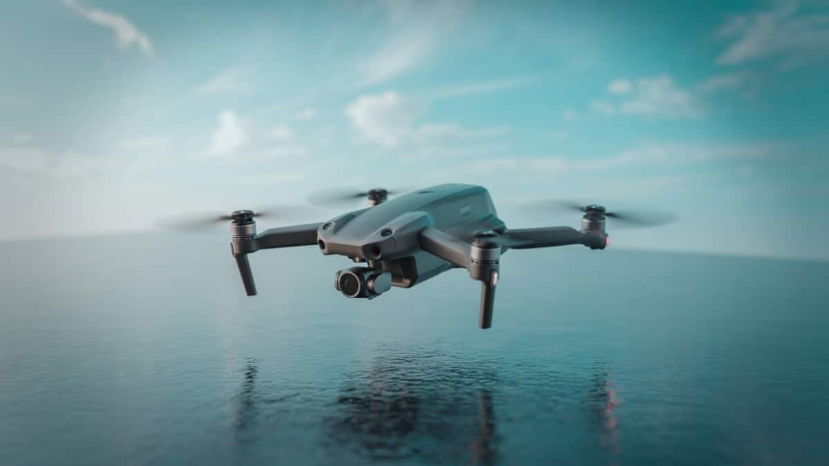 Drone volant au-dessus mer